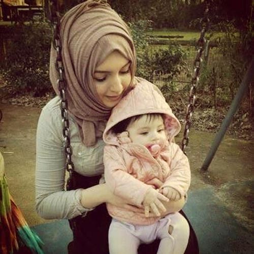 42+ Photos of Beautiful Hijab Girls With Their Cute Kids