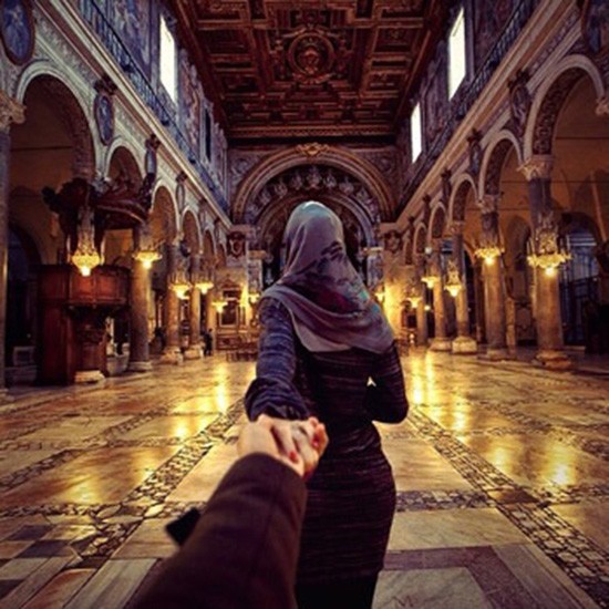 muslim holding hands